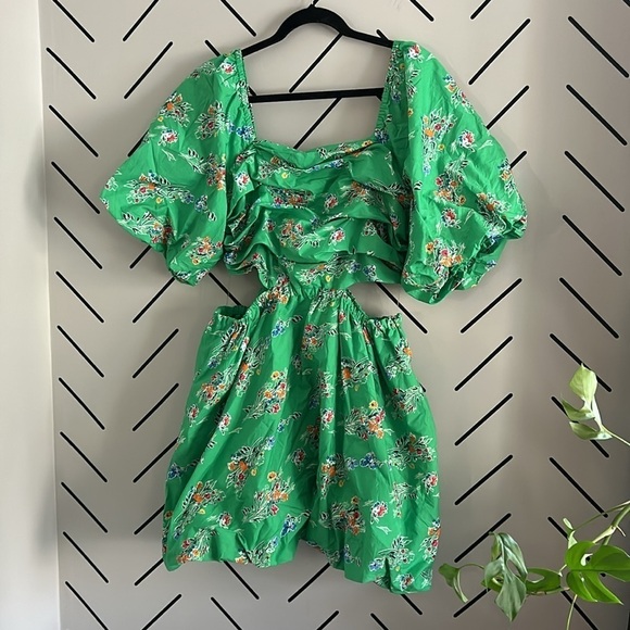 Beautiful summer dress. Puff sleeves and cut out - Picture 4 of 7